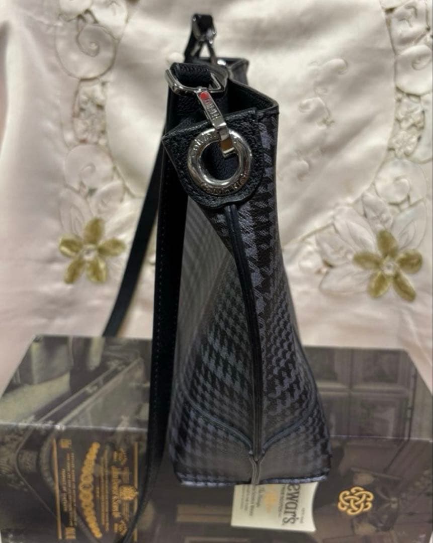 新品タグ   斜めがけ◎千鳥格子レザー ショルダーバッグ