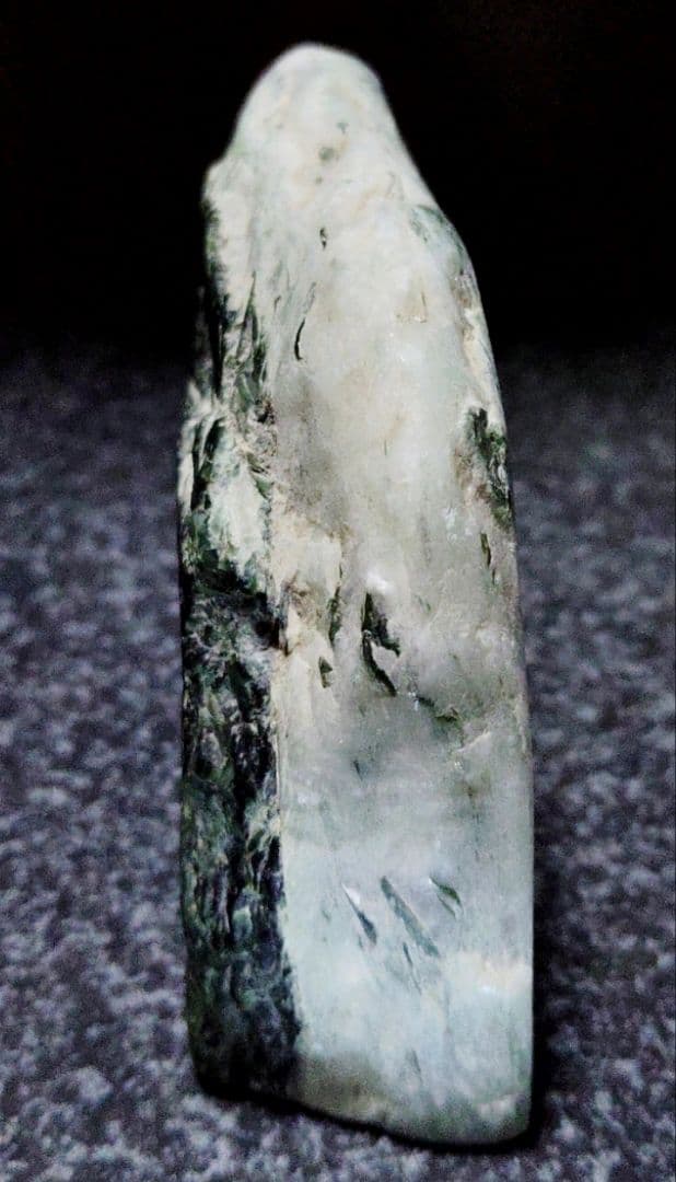 ★翡翠原石★幻のヒスイ【秩父軟玉翡翠・切り出し237ｇ】