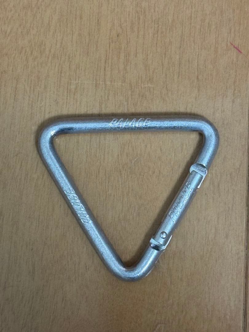 Palace Skateboardsトライアングル カラビナ